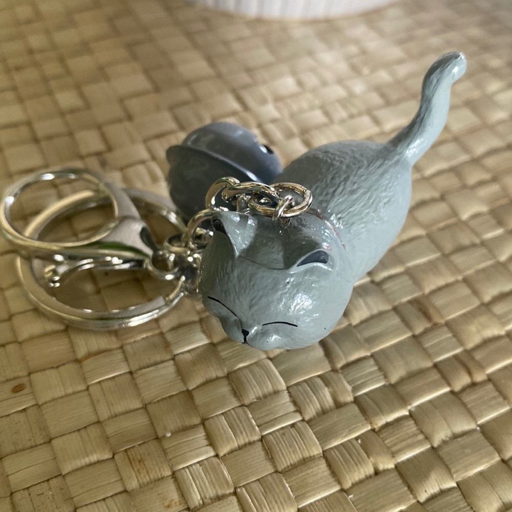 Adorable new gray cat keychain with bell and lobster clasp - Picture 2 of 4